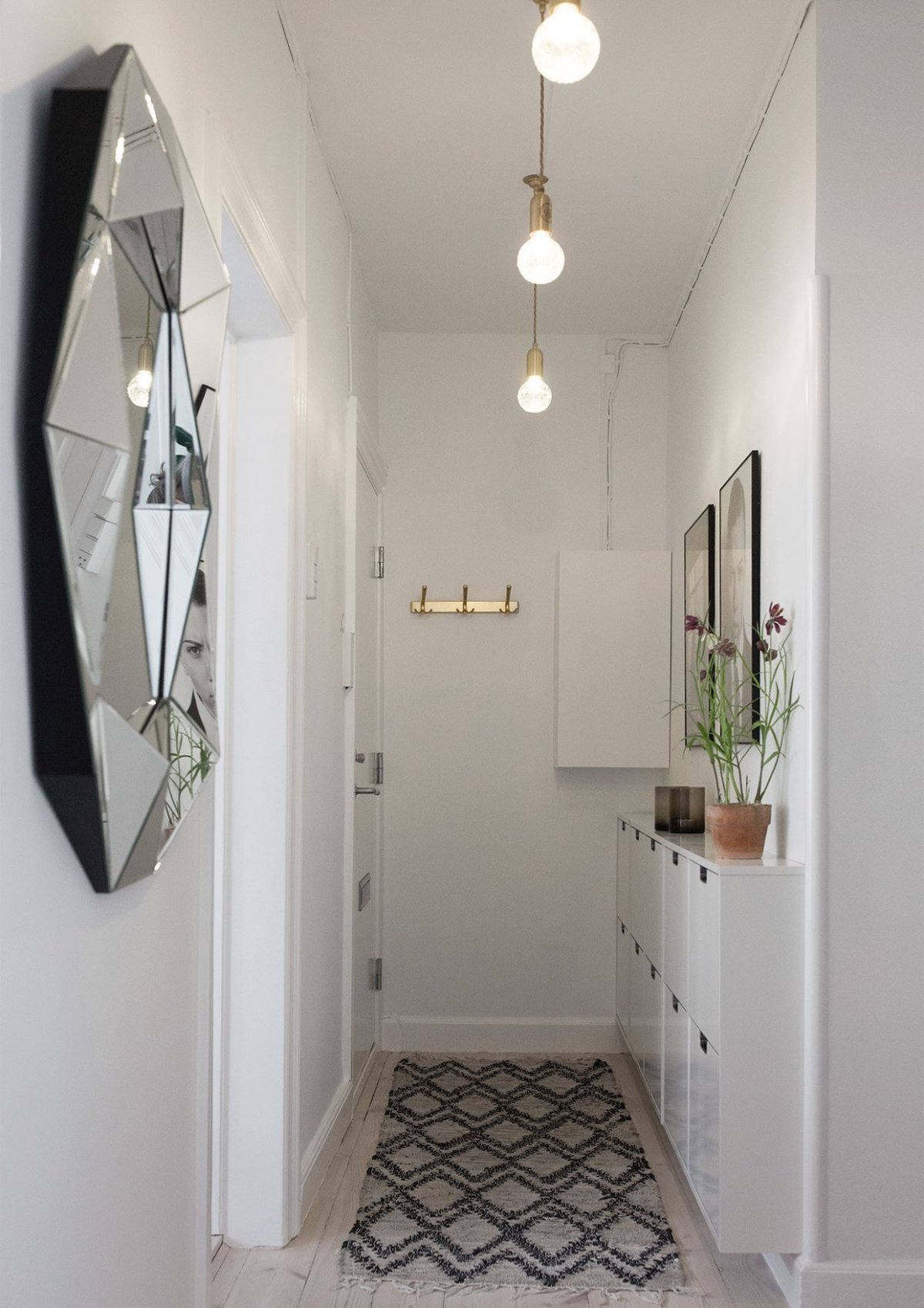 Светильник над входной дверью