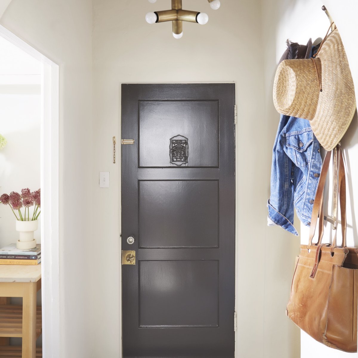 Полка над дверью в коридоре