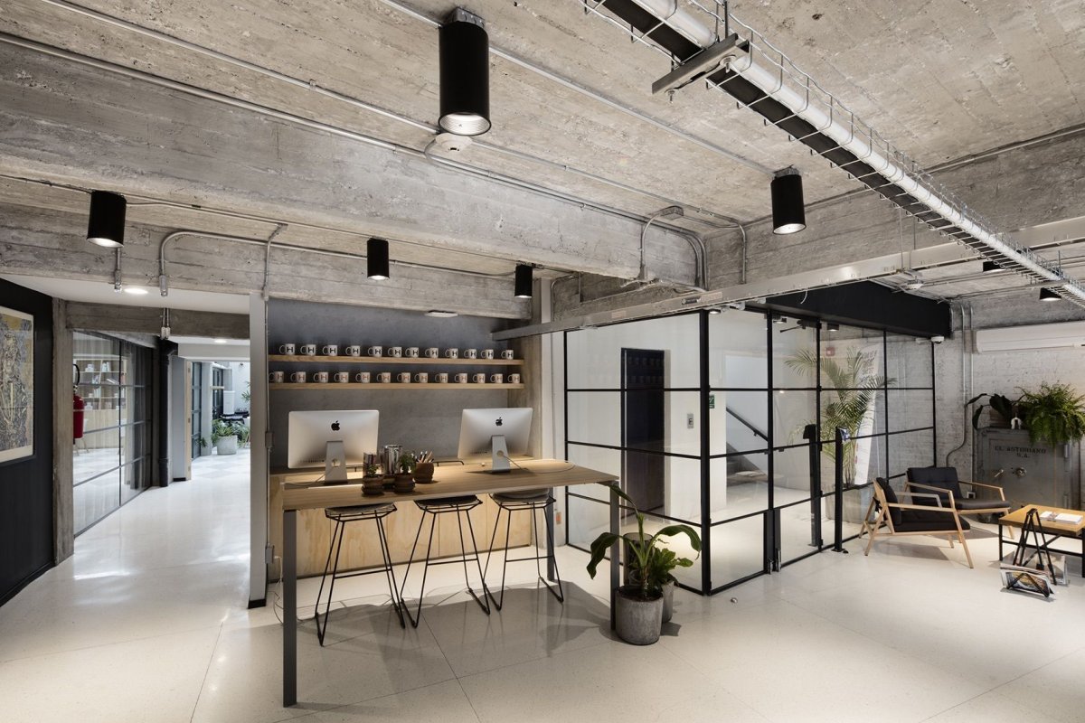 Гостиная в стиле лофт в доме с лестницей