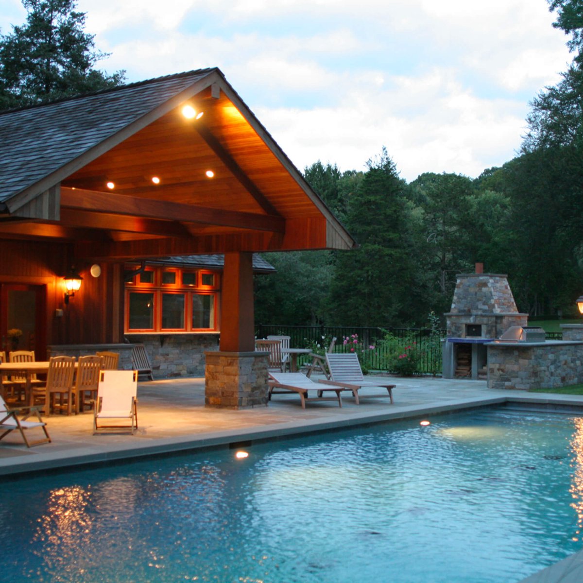 Деревянные коттеджи с бассейном