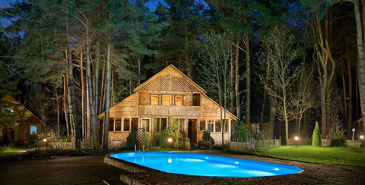 Дом с бассейном в лесу