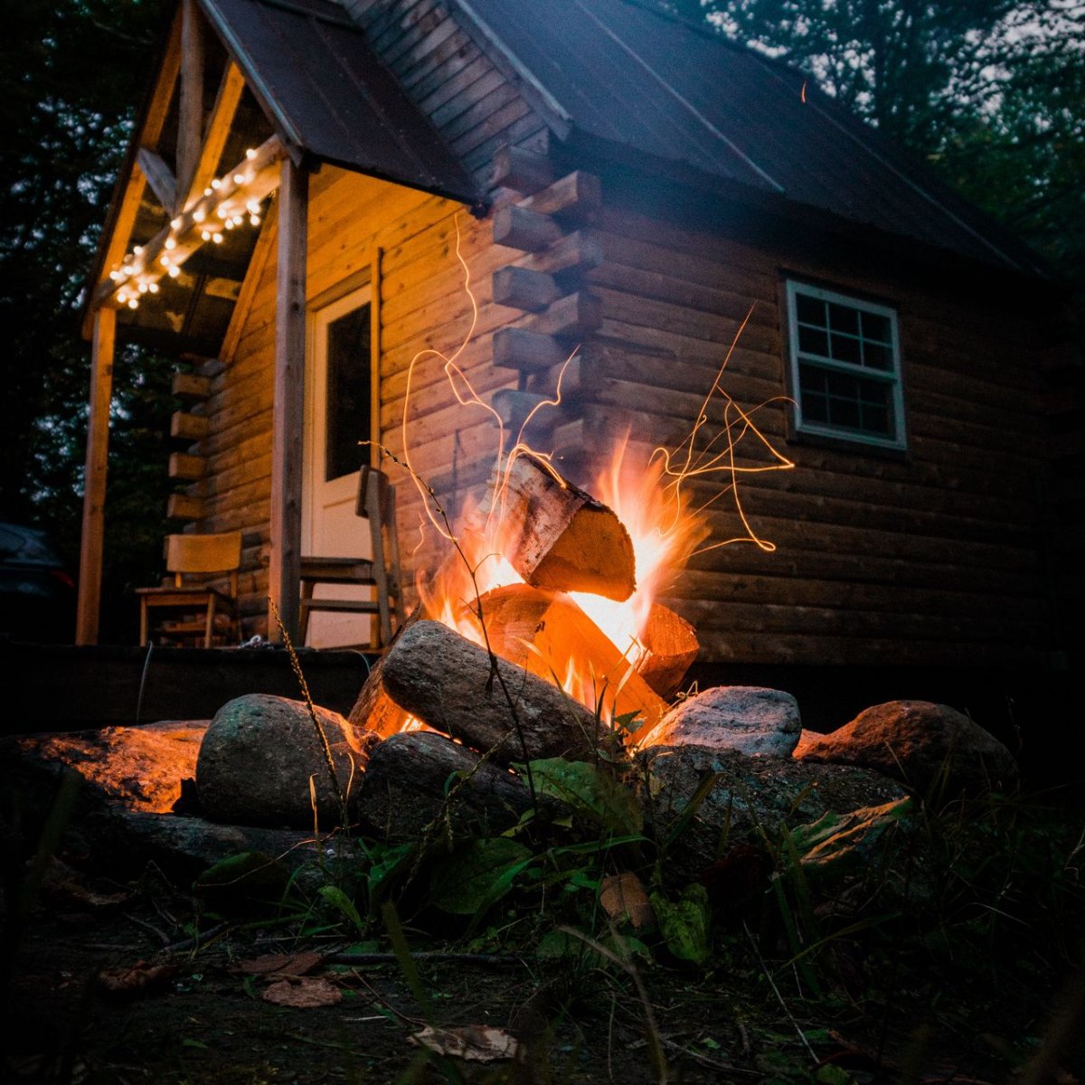 Домик в лесу с костром