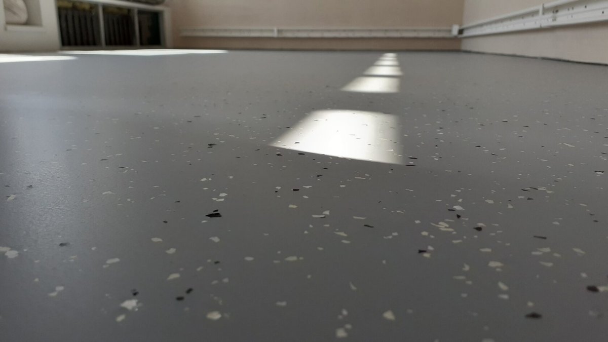 Наливной полимерный пол с чипсами терраццо