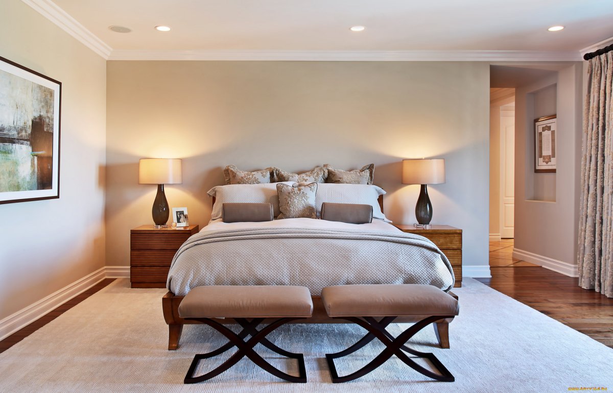 Споты на потолке в спальной в одну линию