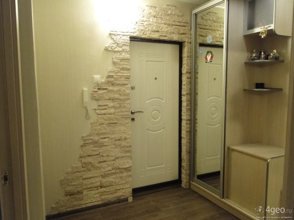 Отделать входную дверь камнем