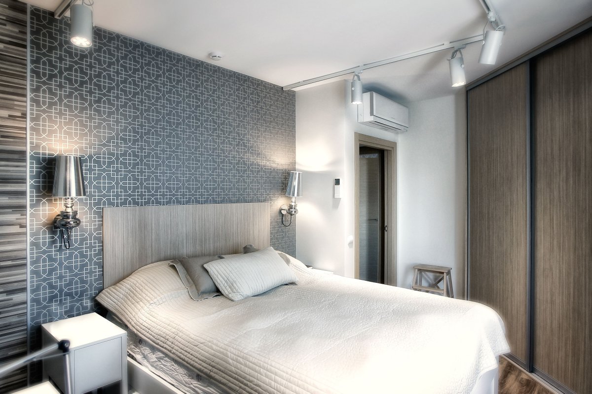 Интерьер спальни в современном стиле в светлых