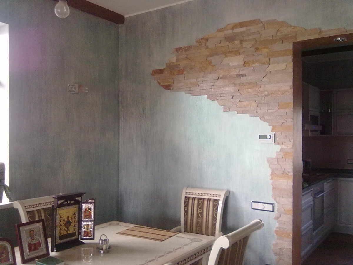 Сочетание декоративной штукатурки и кирпича в интерьере