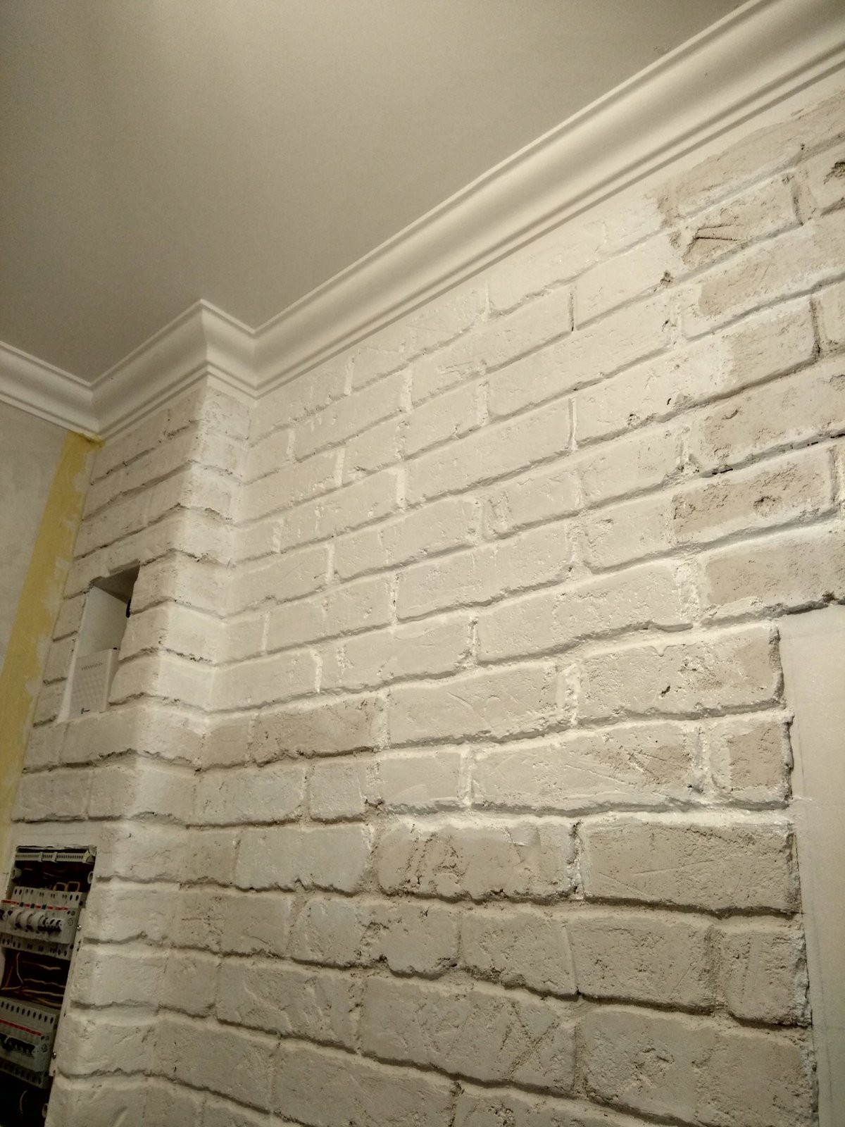 Кирпич из штукатурки на стене