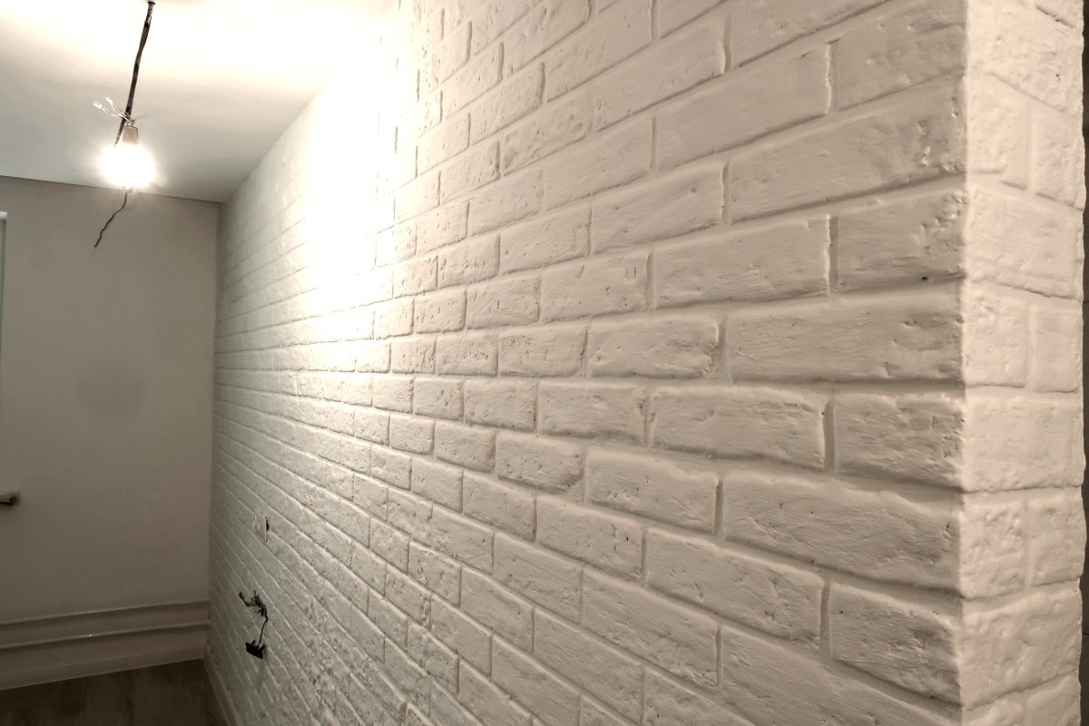 Декоративная штукатурка и кирпич в интерьере