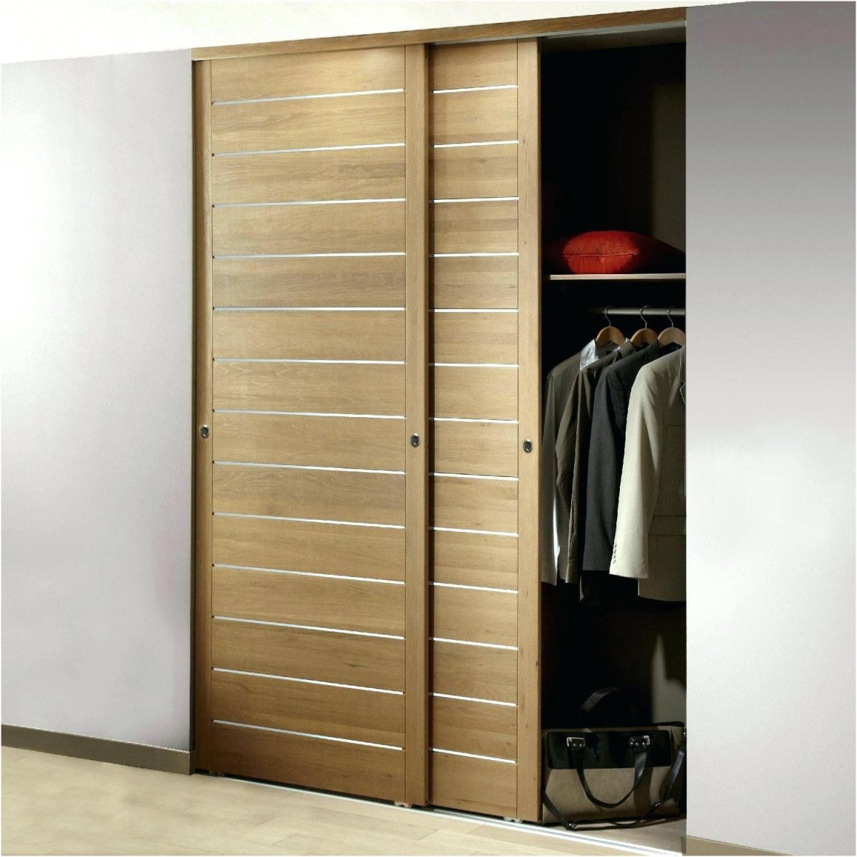 Шкаф в гардеробную с дверцами