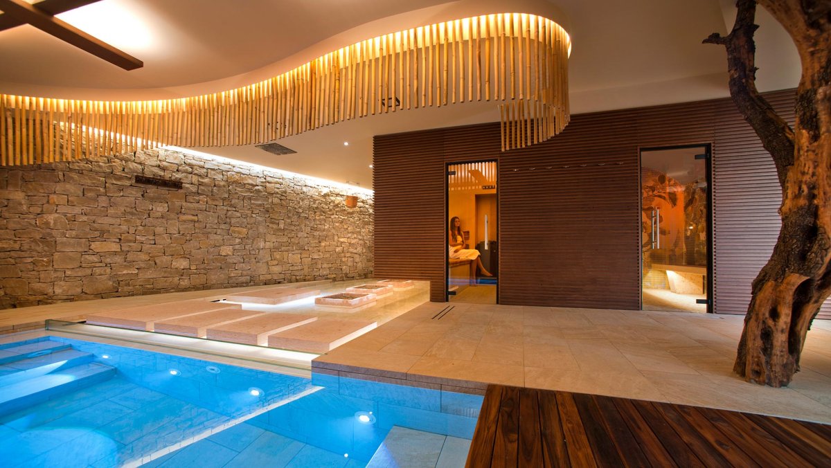 Зона спа в частном доме в цокольном этаже