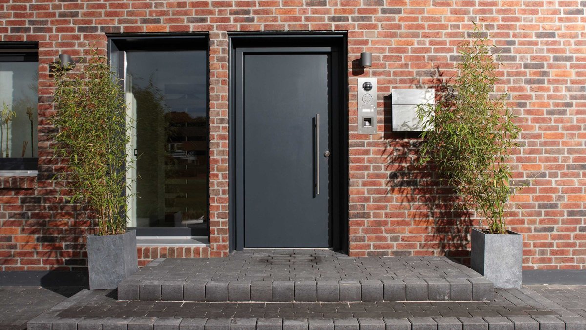 Входная дверь в кирпичном доме