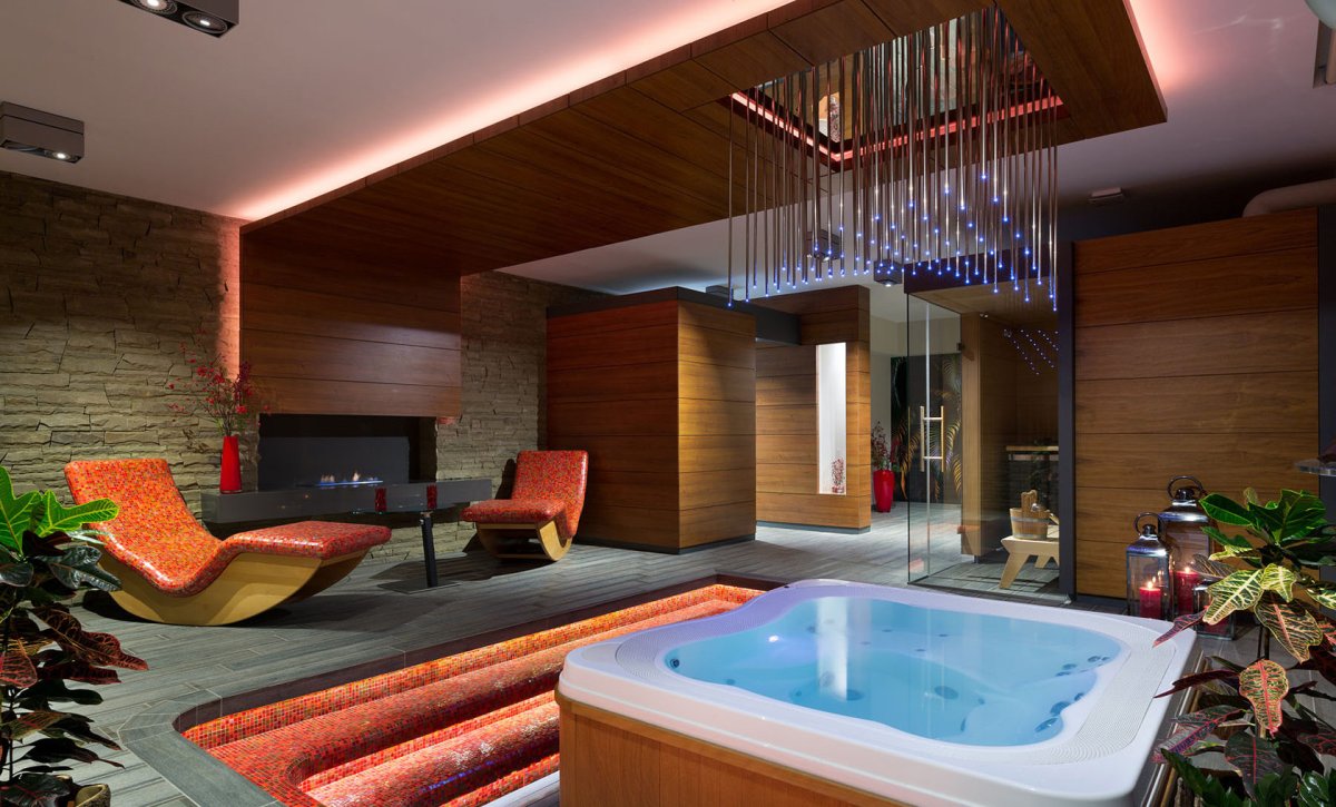 Спа зона с бассейном в частном доме