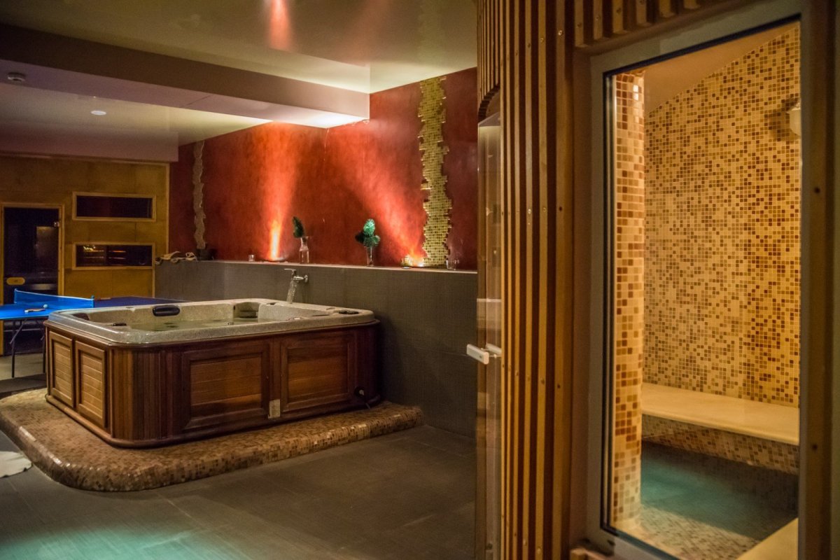 Интерьер сауны с бассейном