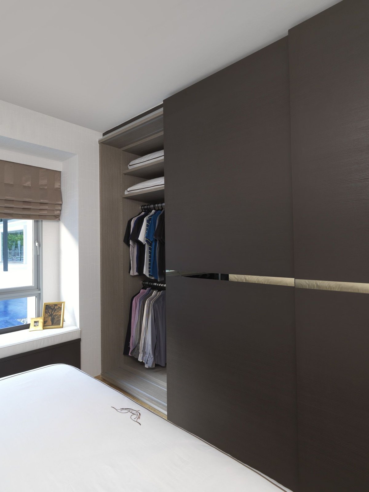 Гардеробная без дверей в спальне