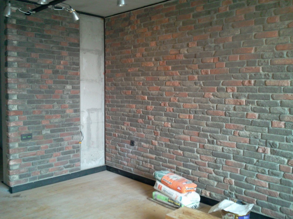 Плинтус на кирпичной стене