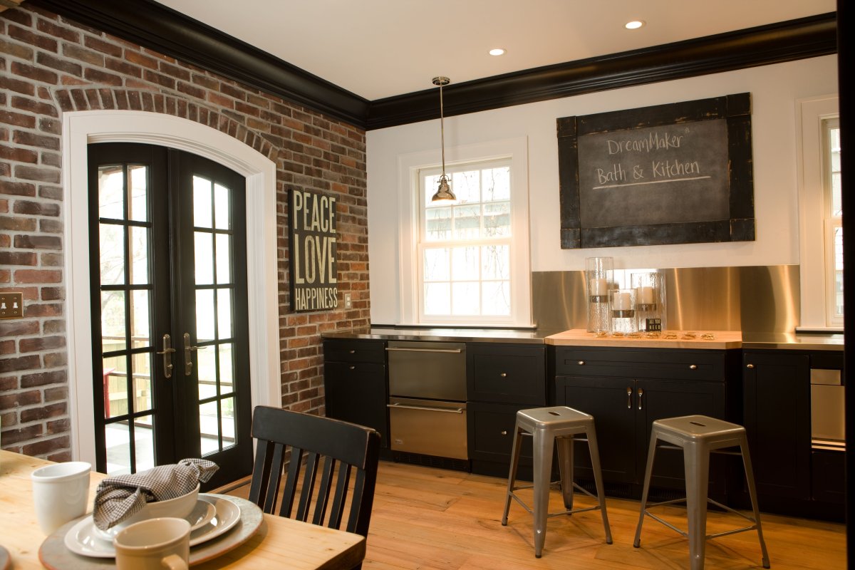 Высокая бетонная стена