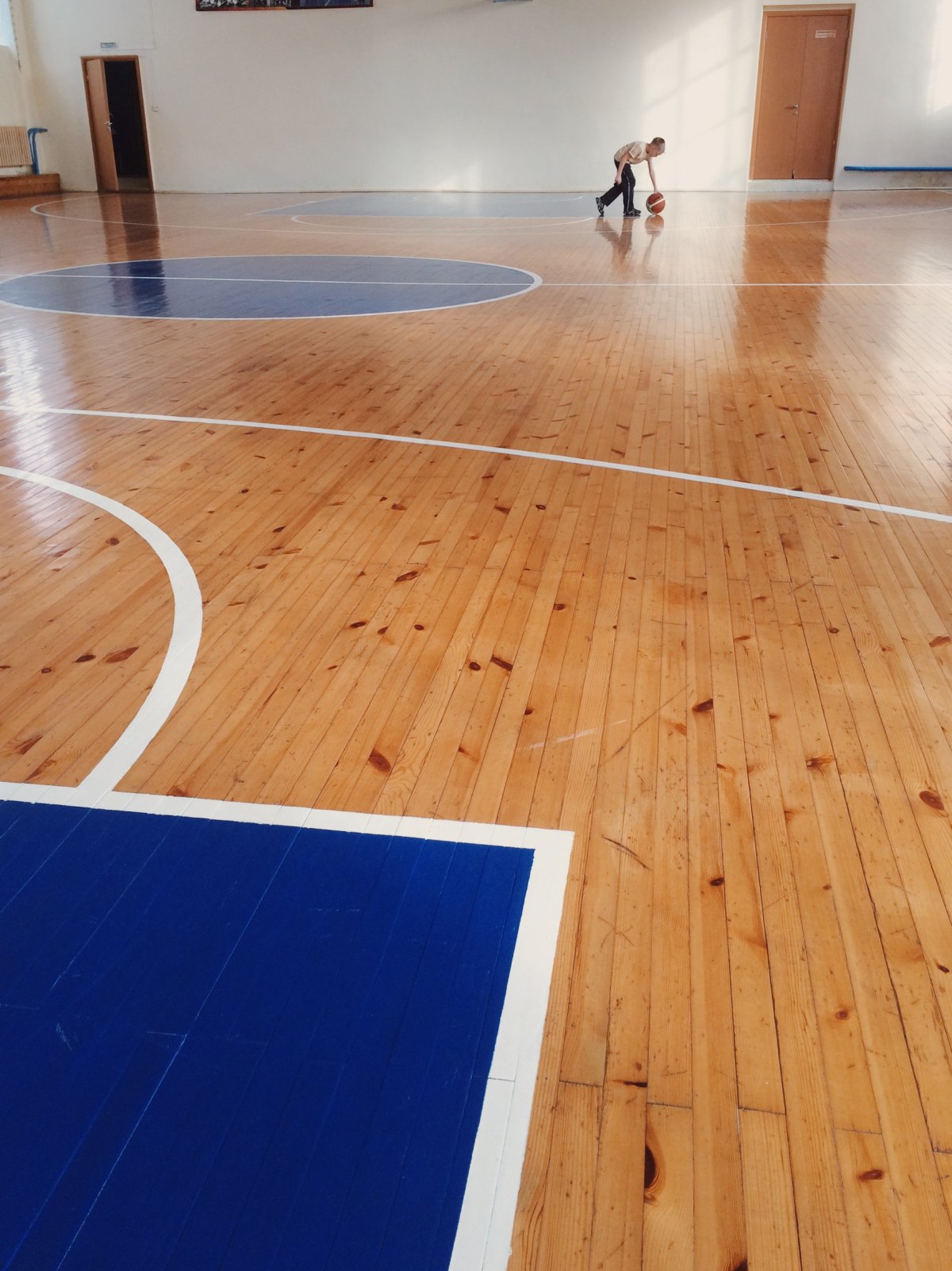 Пол в спортивном зале школы