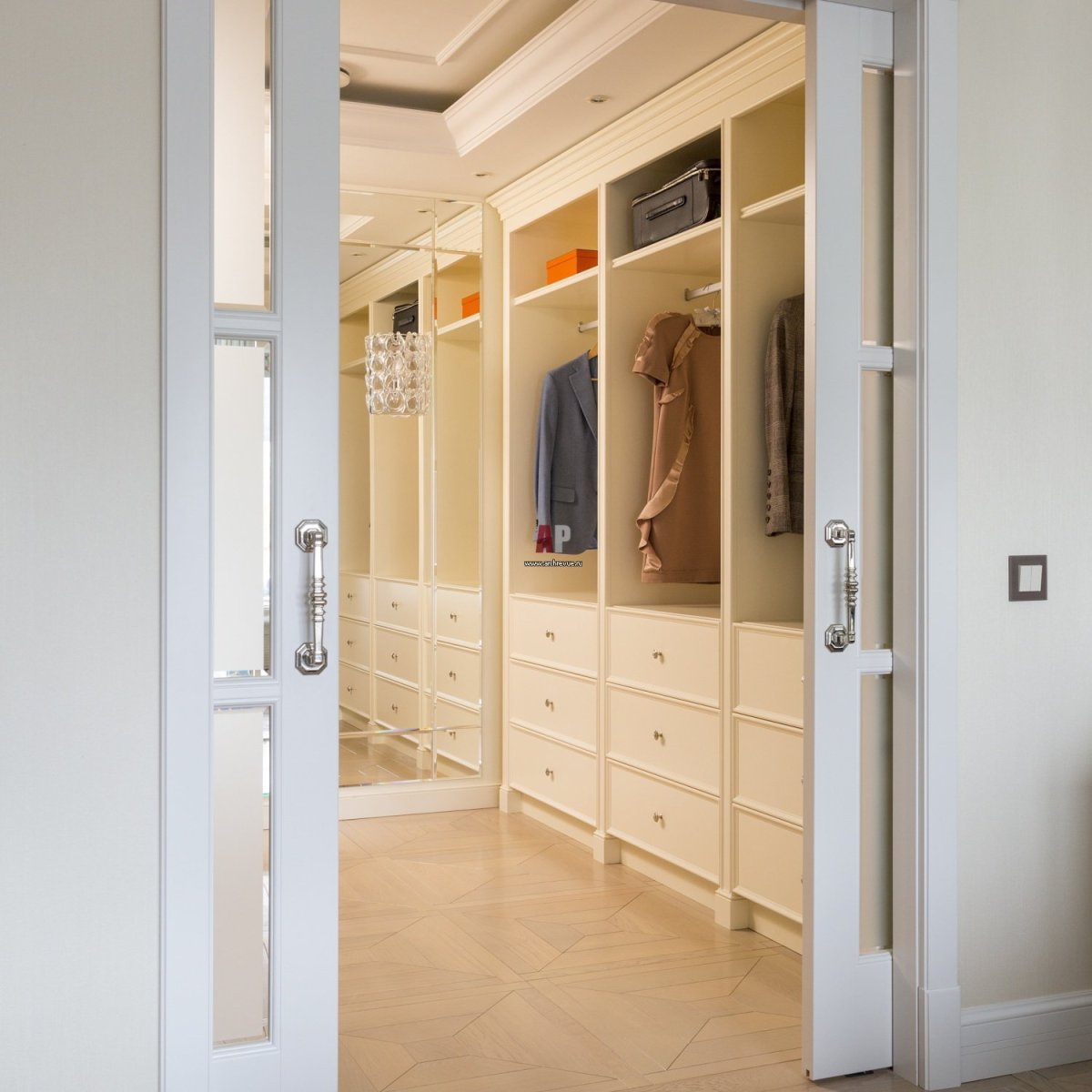 Зеркальная дверь в гардеробную