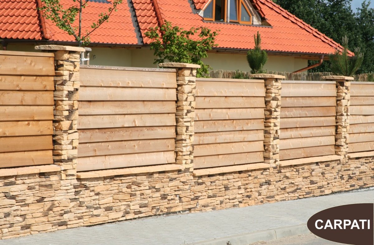 Забор из колотого кирпича