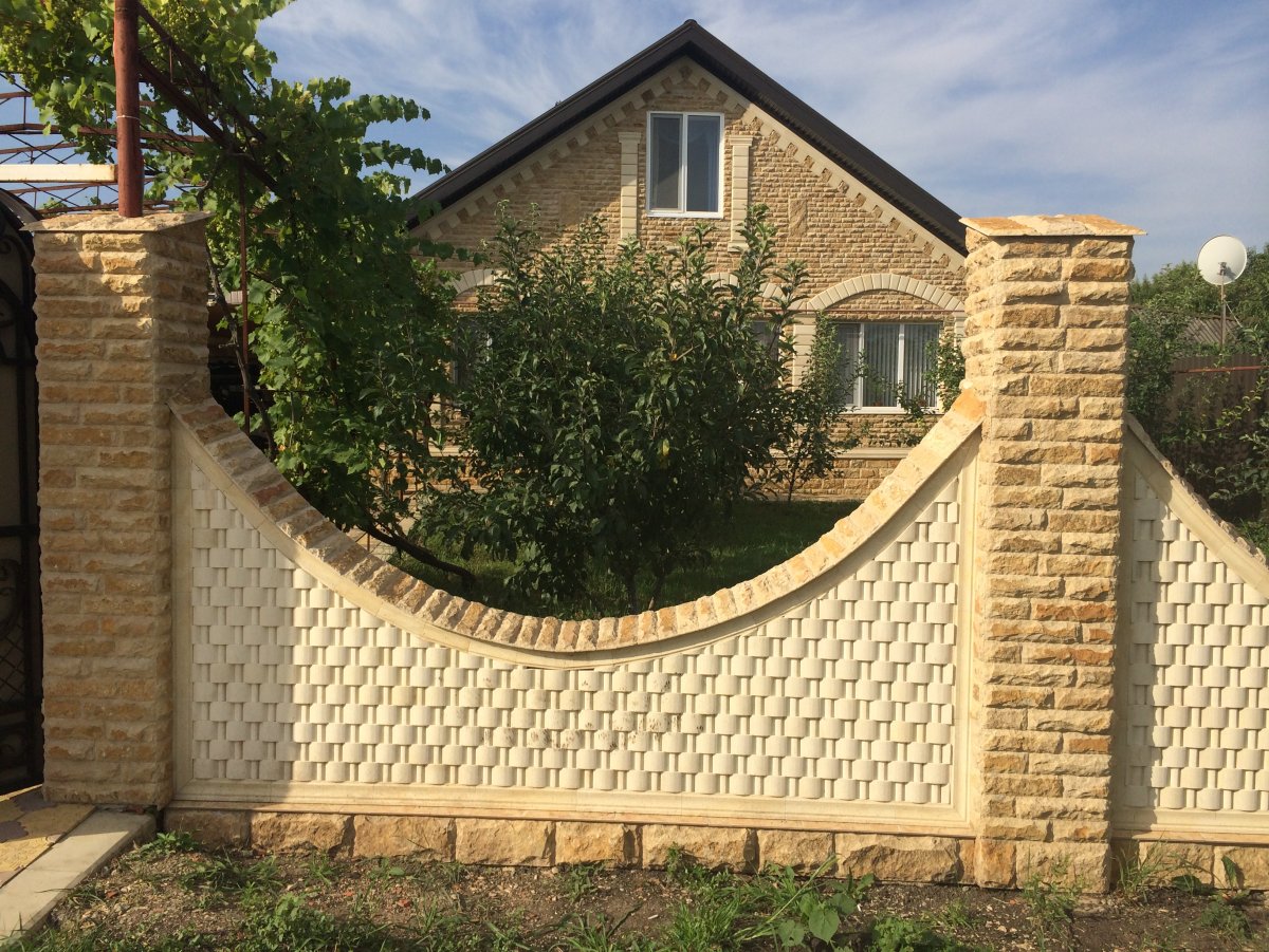 Красивый забор из дагестанского камня