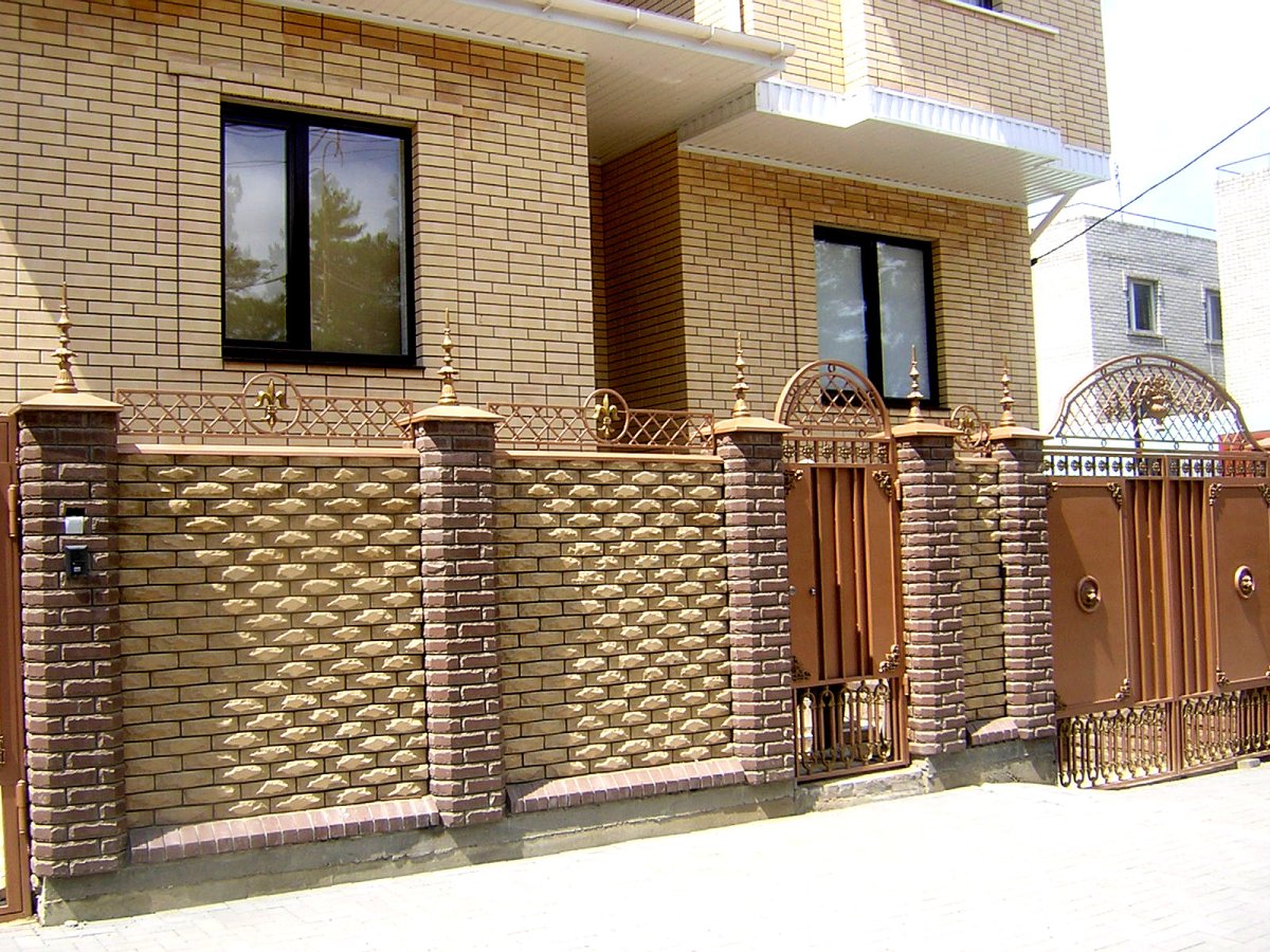 Забор облицованный камнем