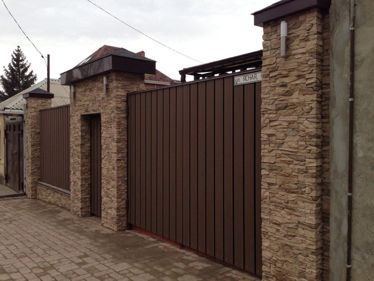 Каменный оштукатуренный забор