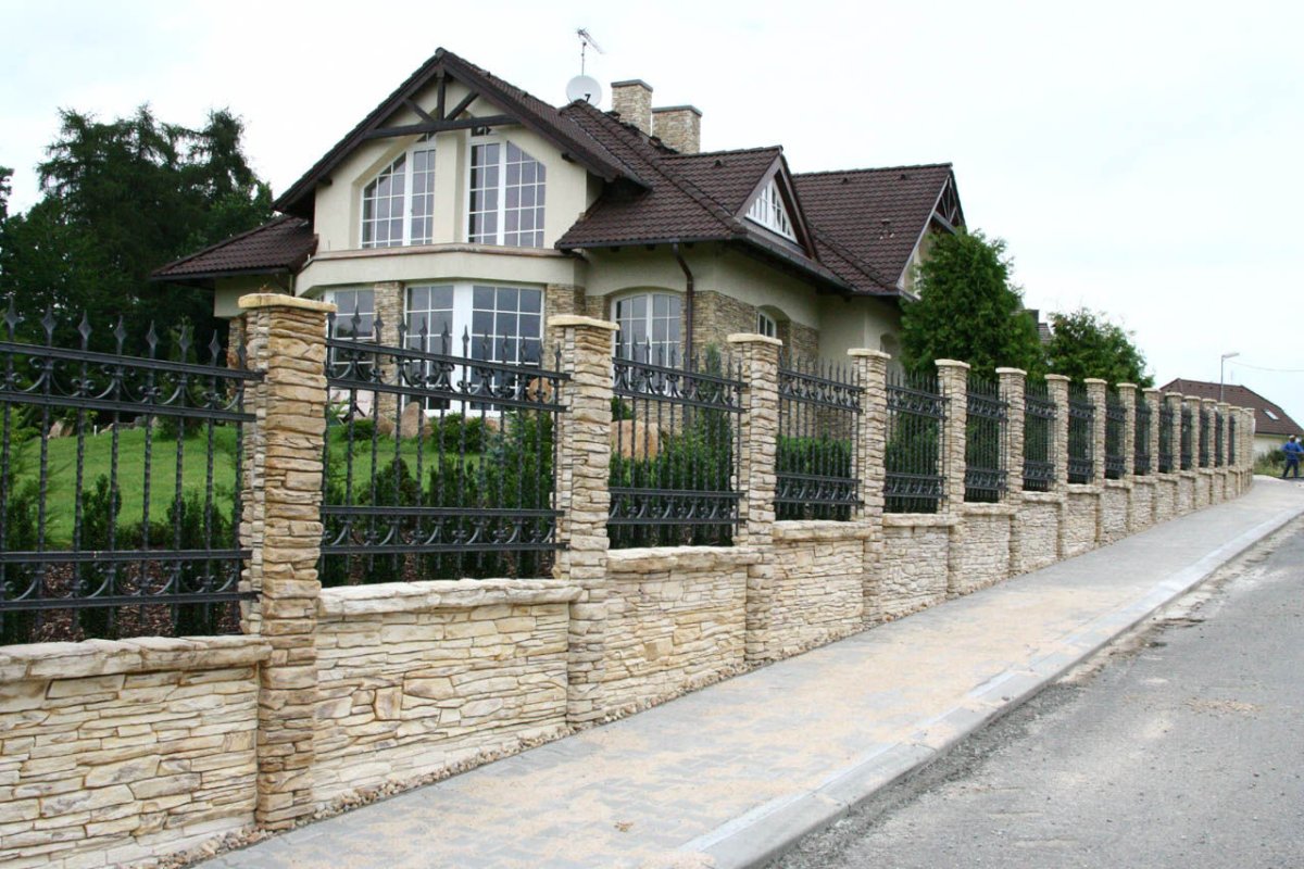 Мешковская каменные заборы