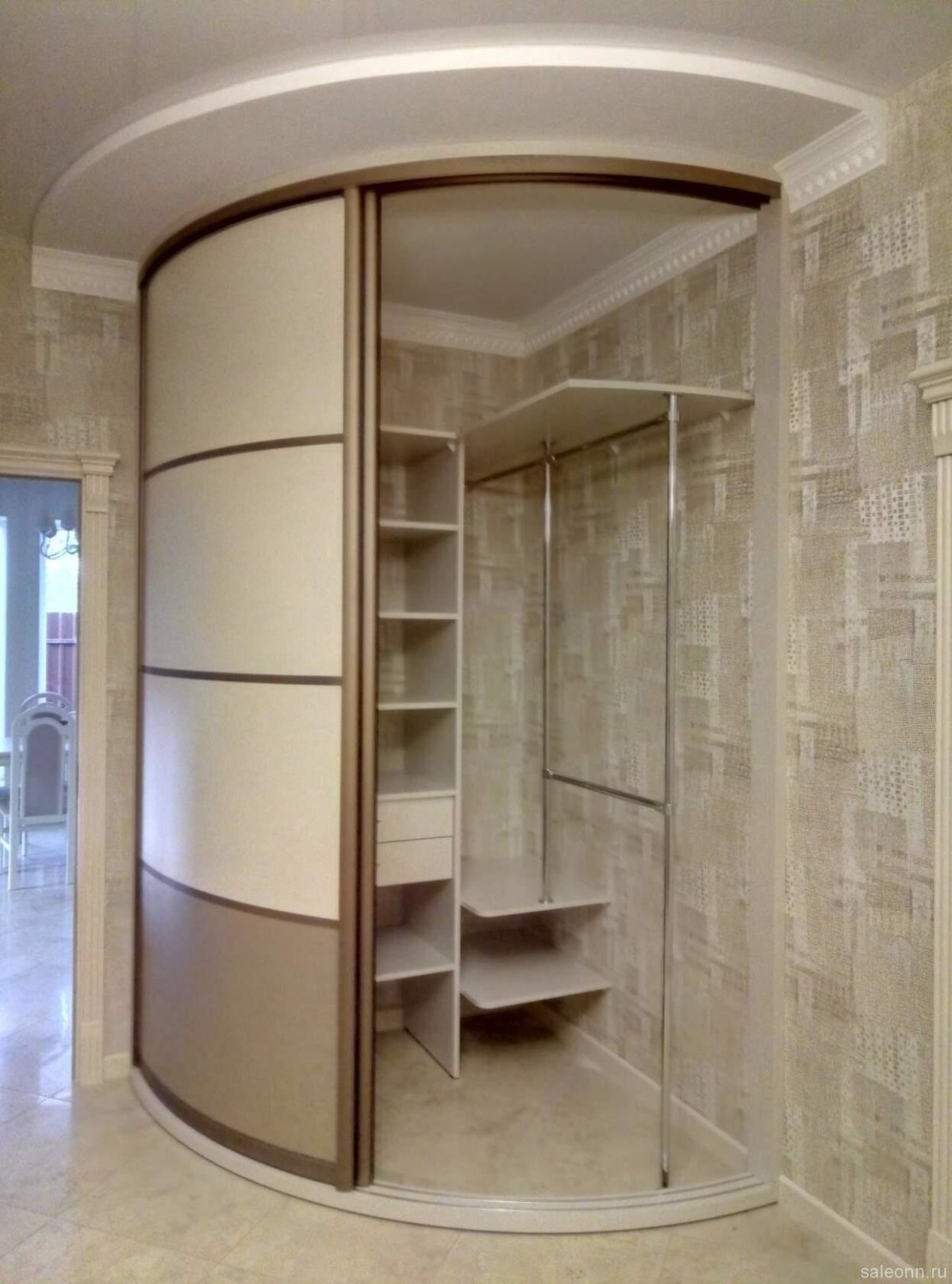 Угловая гардеробная в комнате