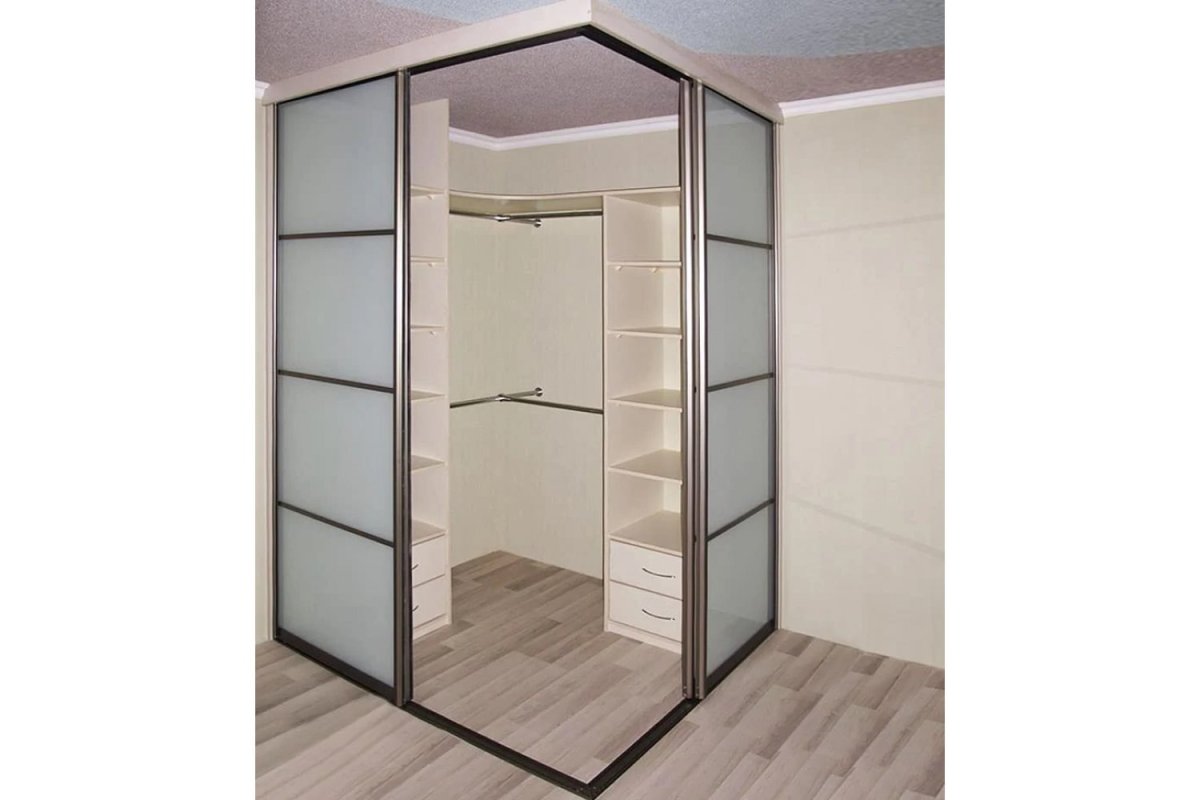 Угловая кладовка в коридоре