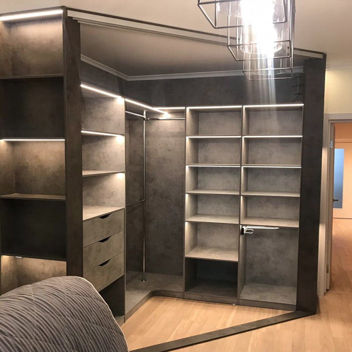 Угловые гардеробные шкафы-купе