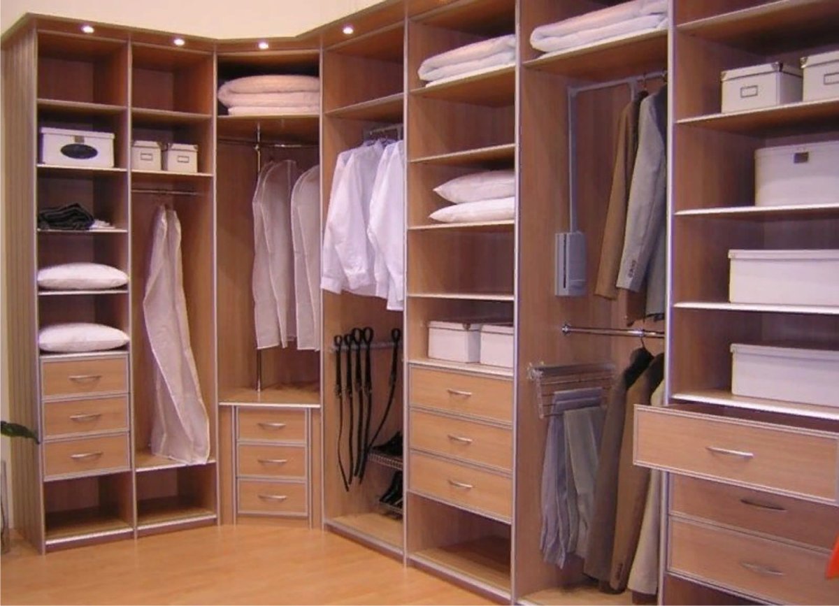 Треугольная гардеробная с острым углом