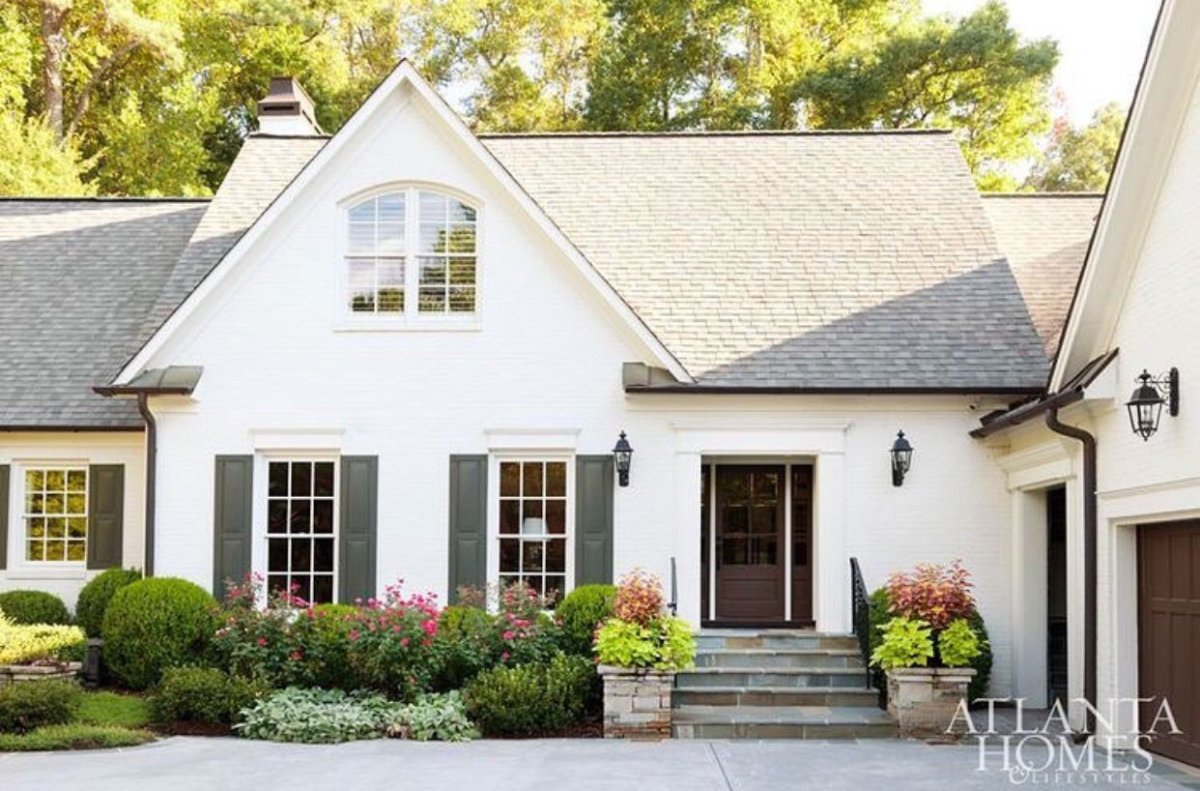 Дом с белым фасадом