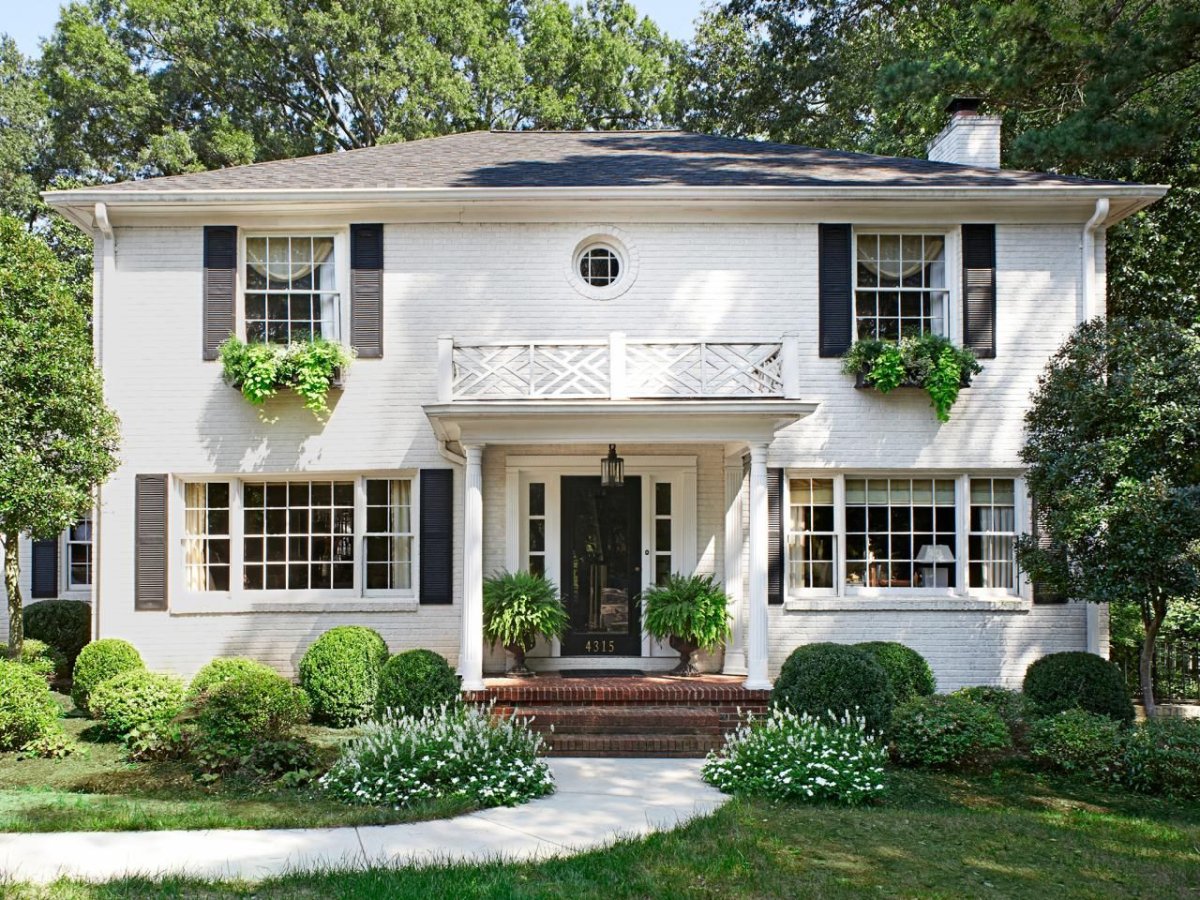 Двухэтажный дом со ставнями