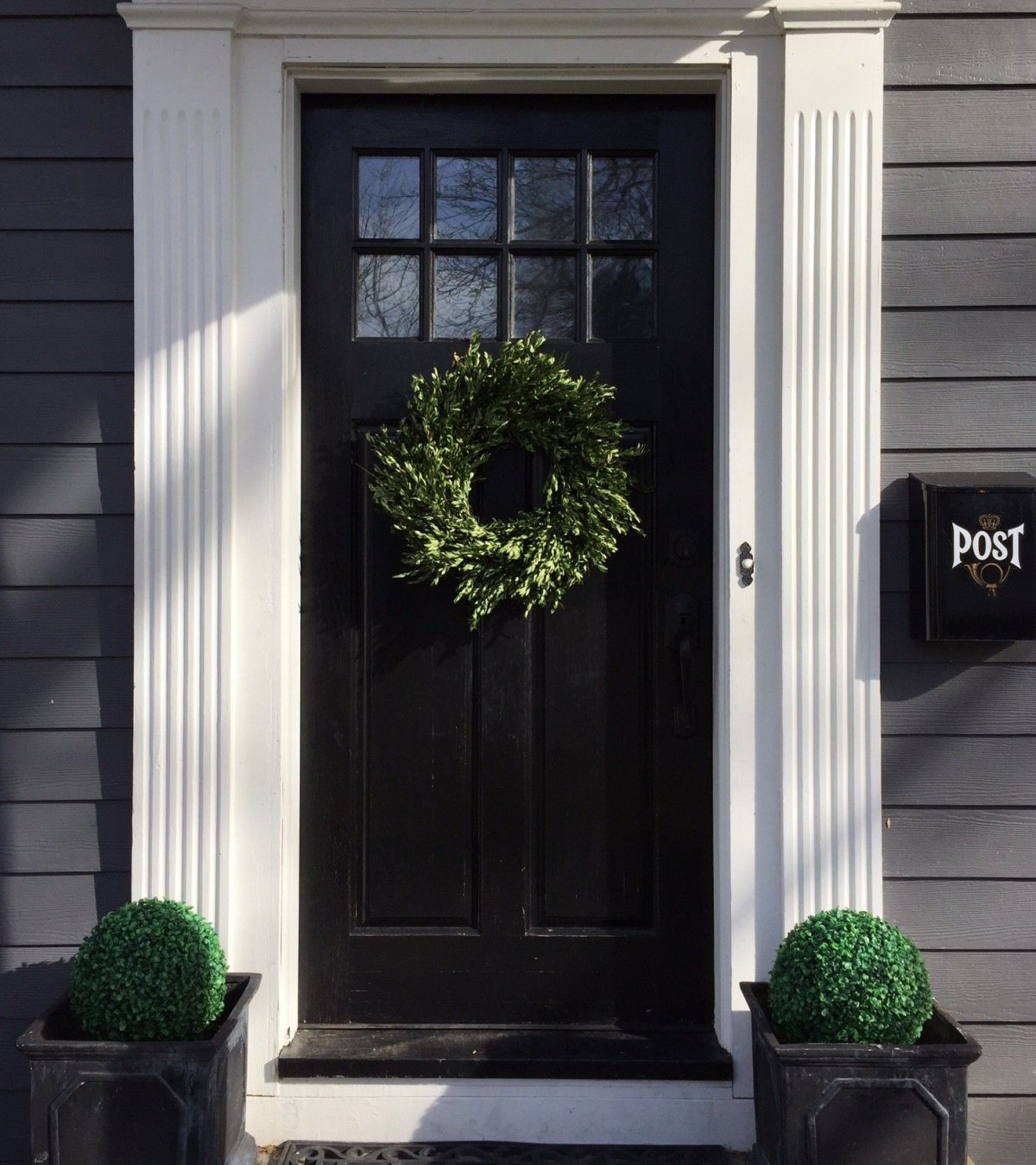 Входная дверь в дом с окном