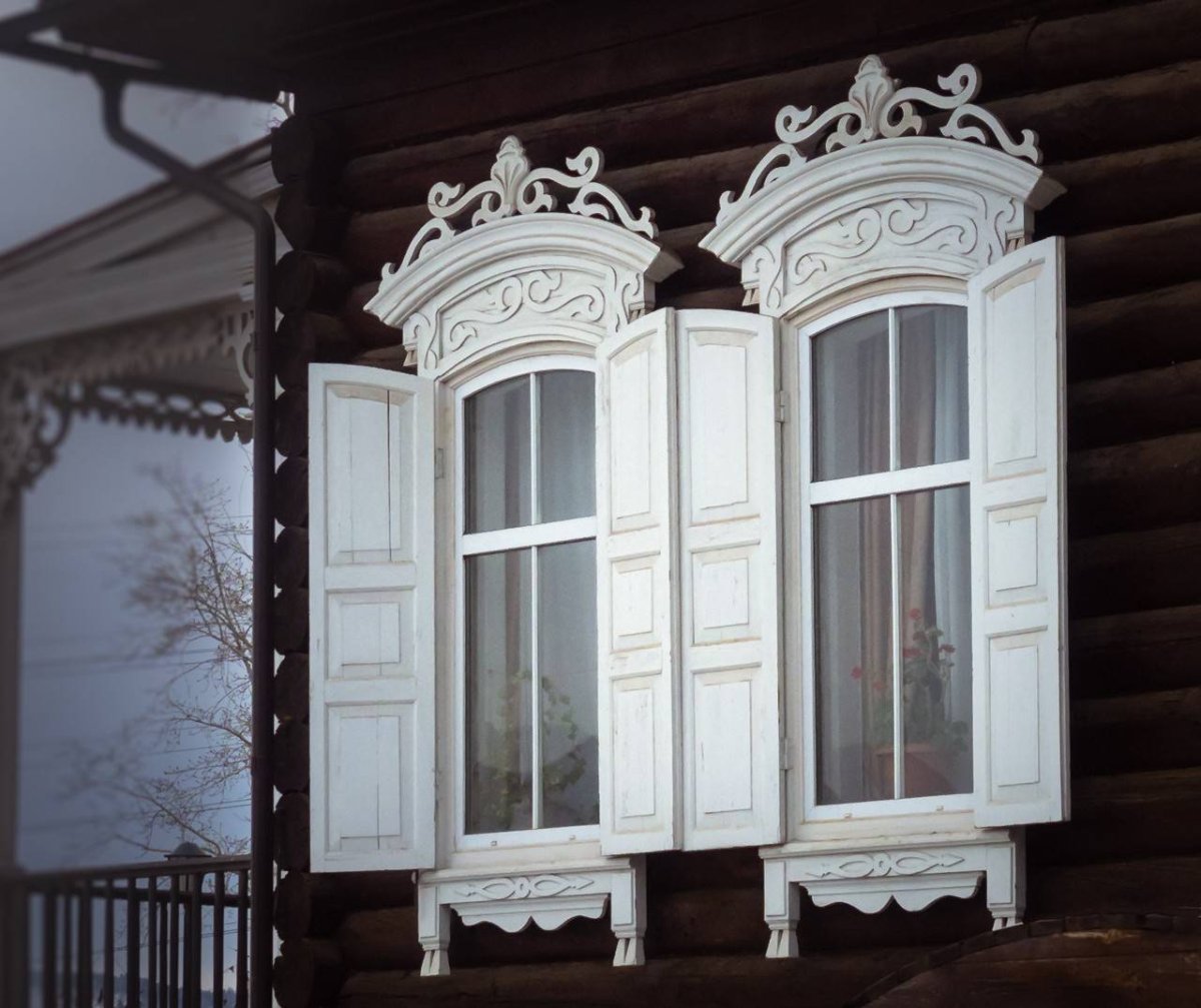 Окна деревянные со ставнями