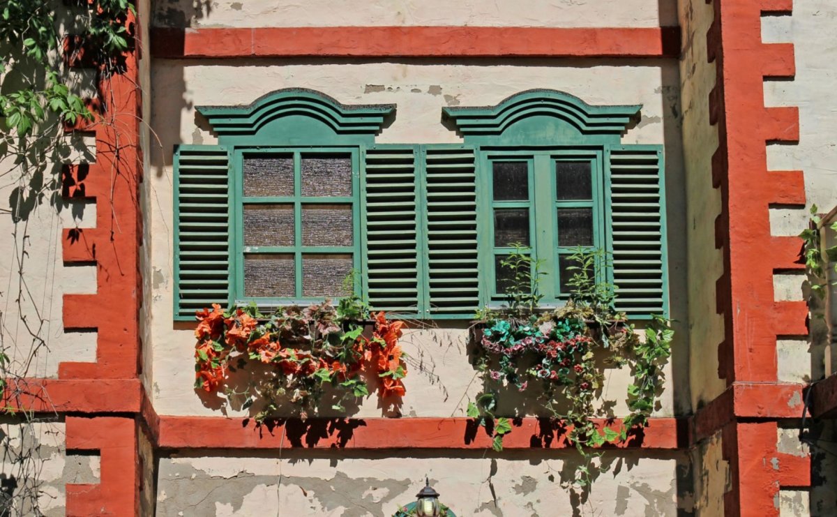 Красный дом зеленые ставни