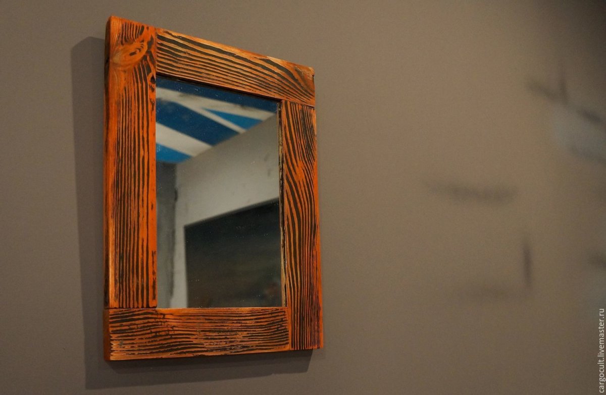 Зеркало в деревянной рамке