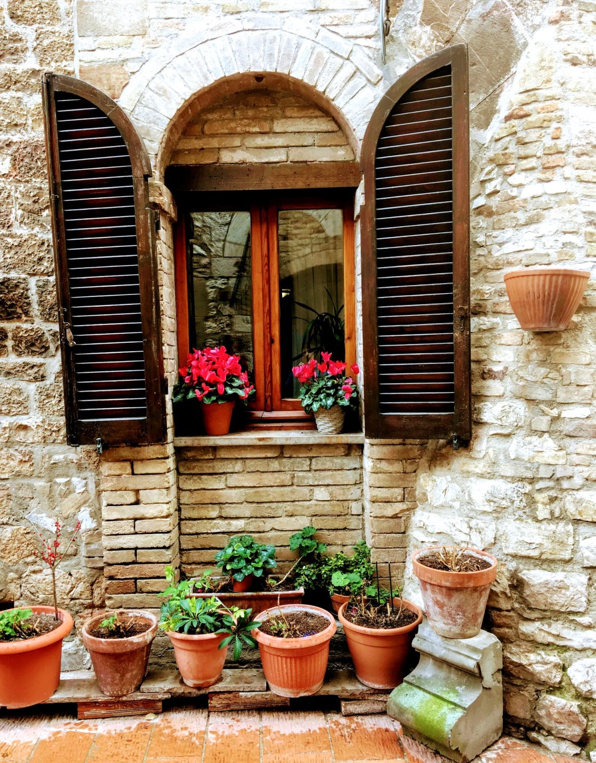 Окно со ставнями Италия