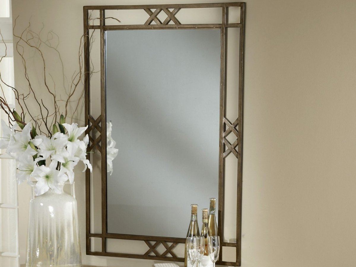 Зеркало в кованой раме
