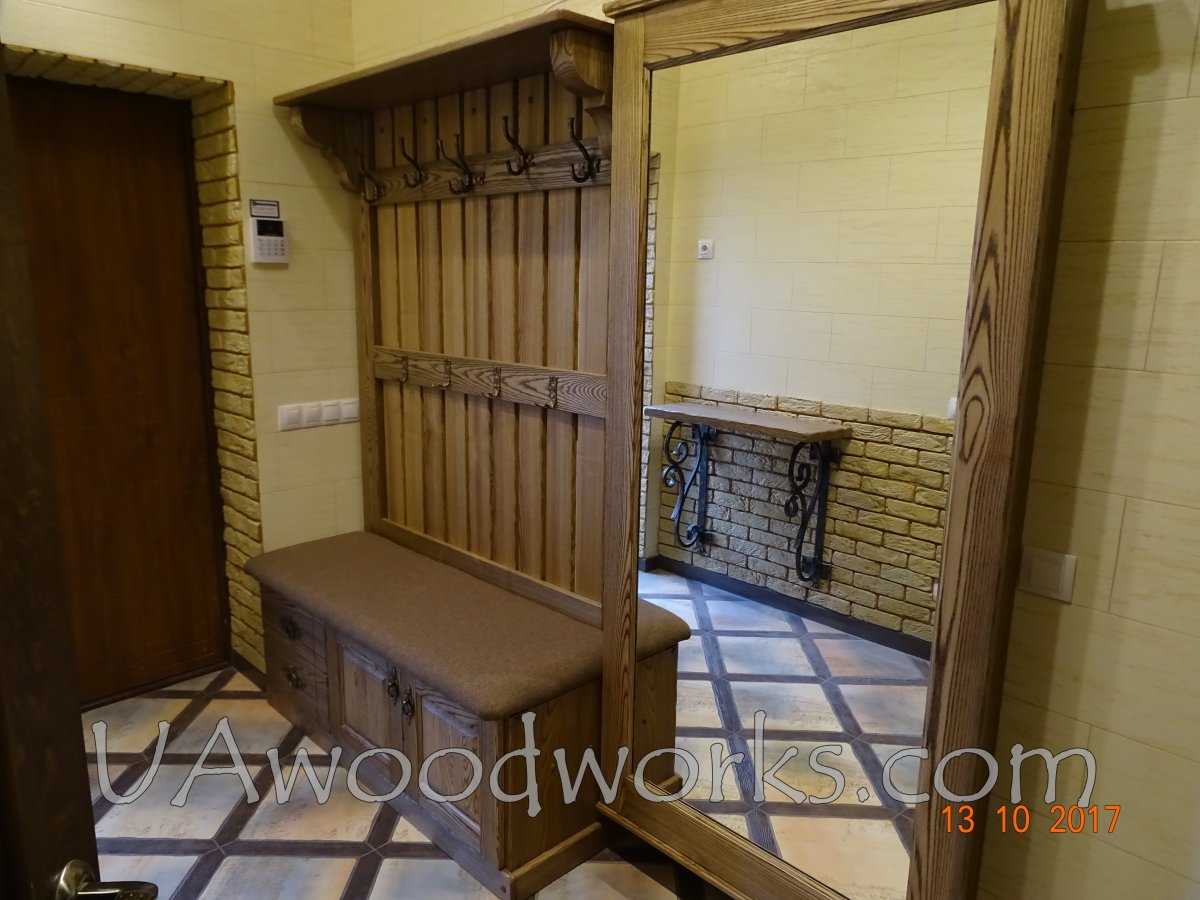 Деревянная мебель в прихожую