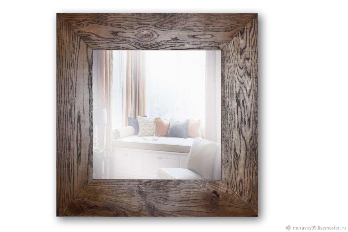 Зеркало в деревянной раме