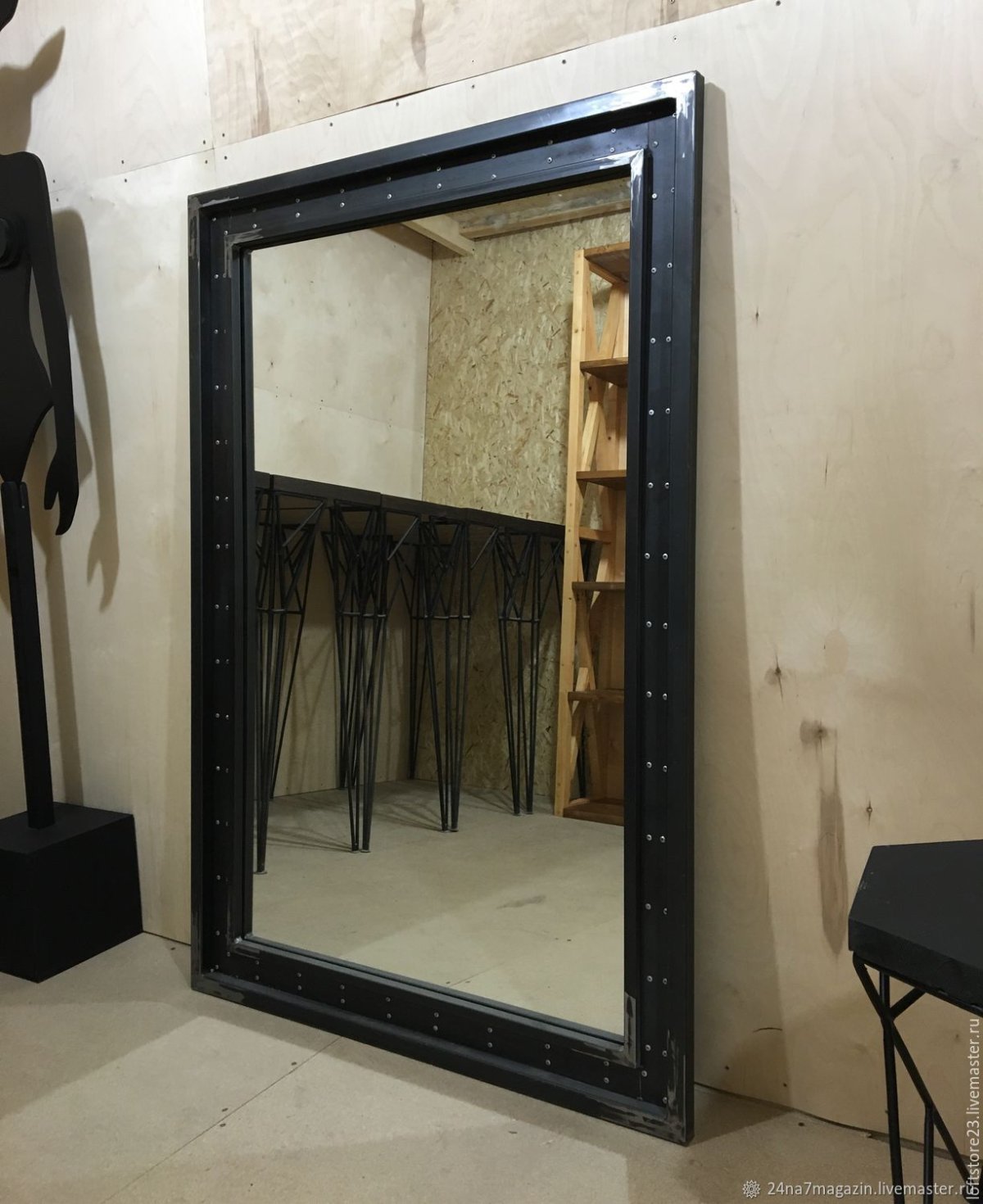 Зеркало в металлической раме лофт