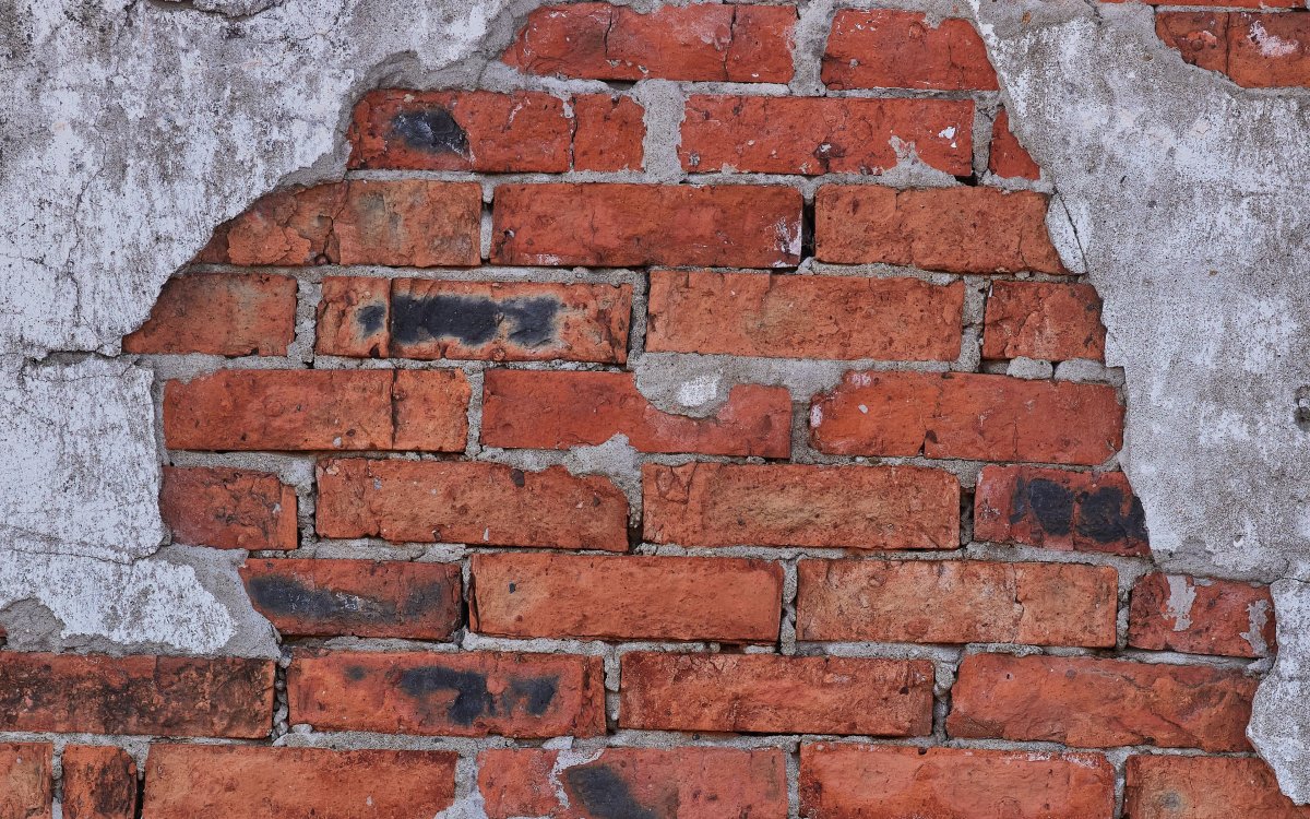 Кирпичная стена со штукатуркой