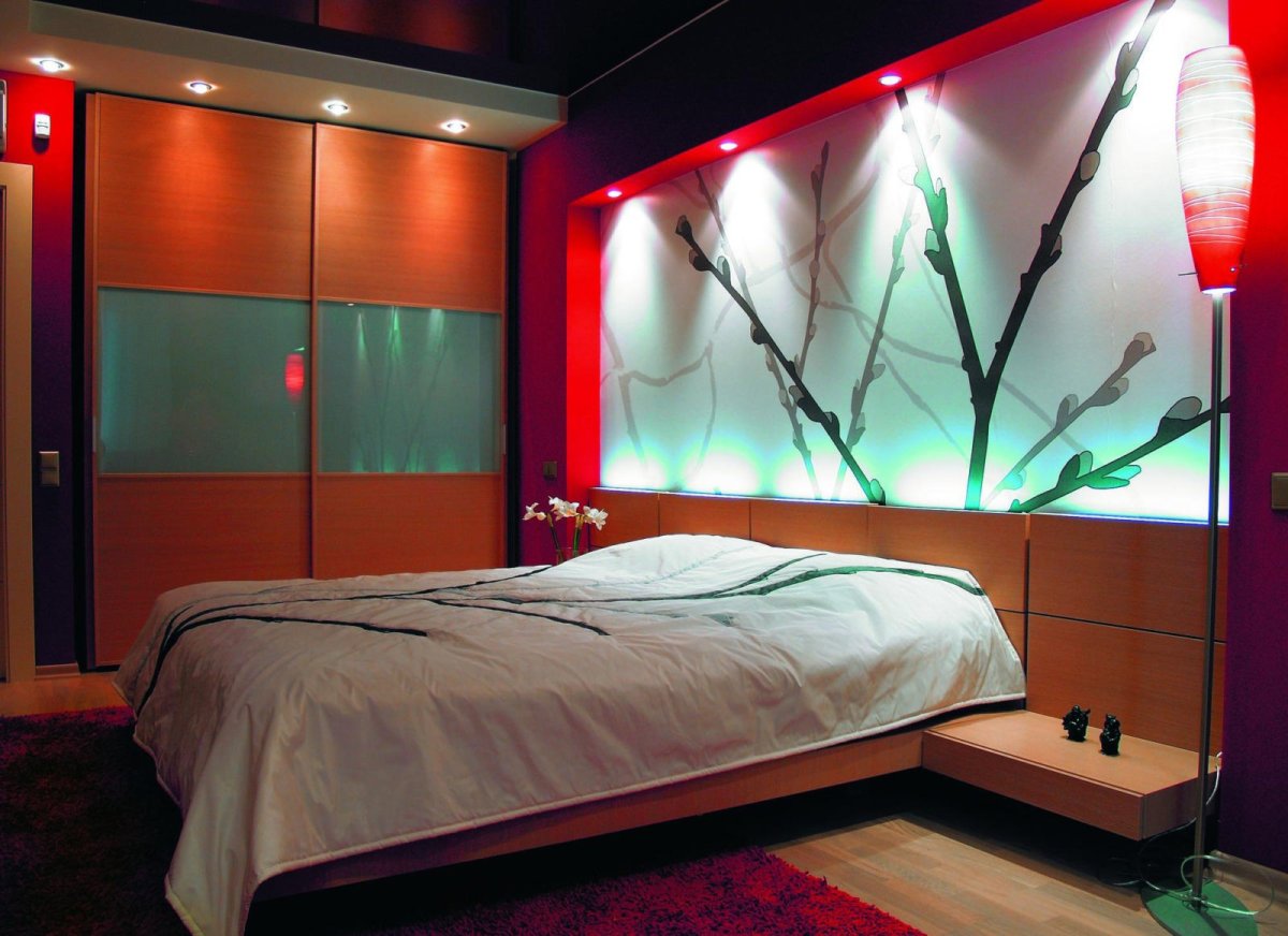 Комната с фиолетовой подсветкой