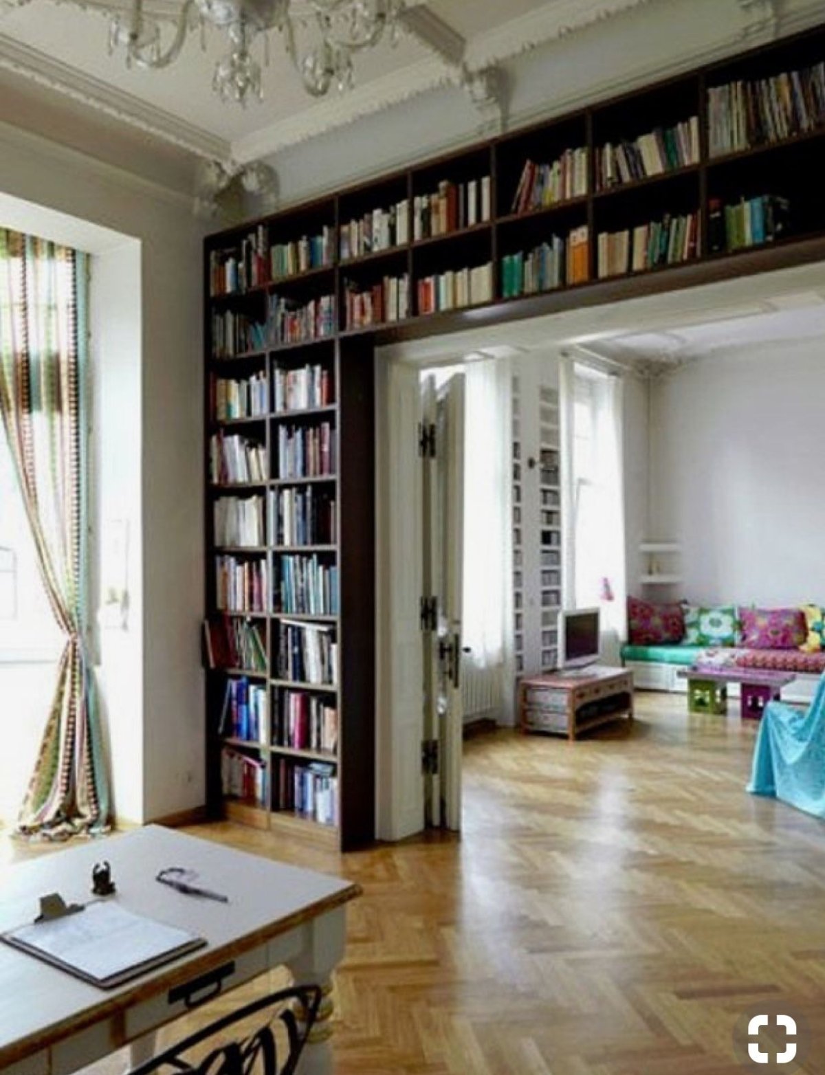 Книжные полки вокруг дверного проема