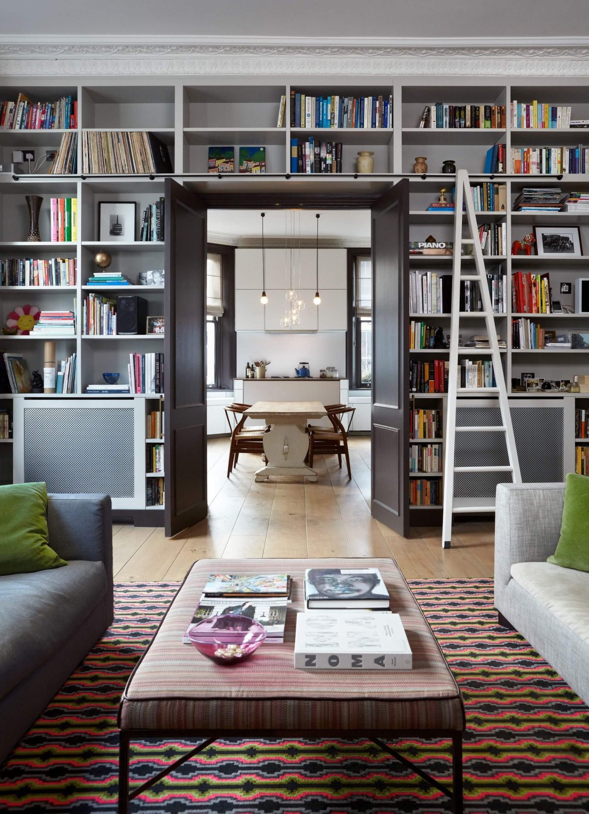 Книжные шкафы вокруг дверного проема