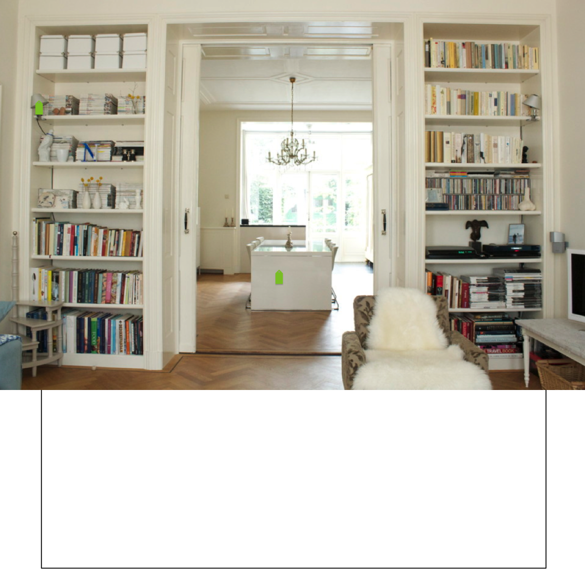 Гостиная с книжными полками