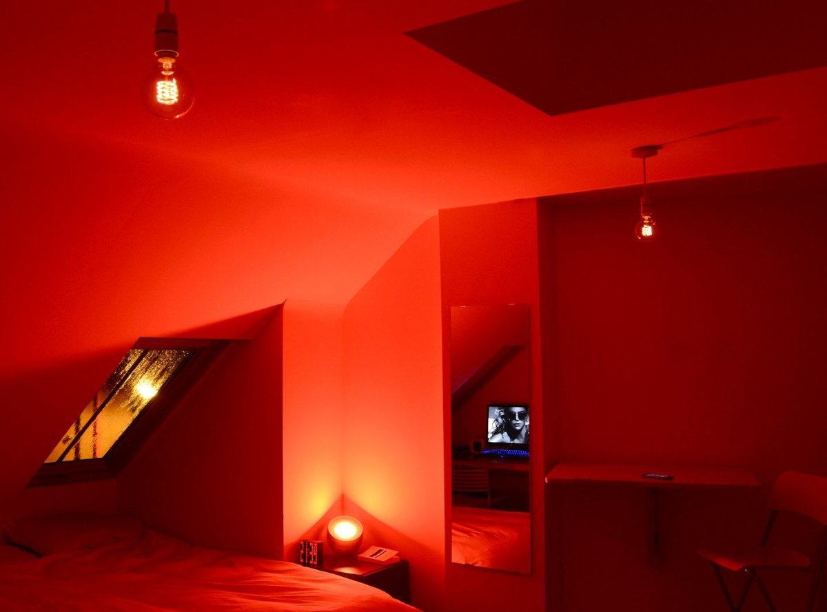 Спальня с неоновой подсветкой