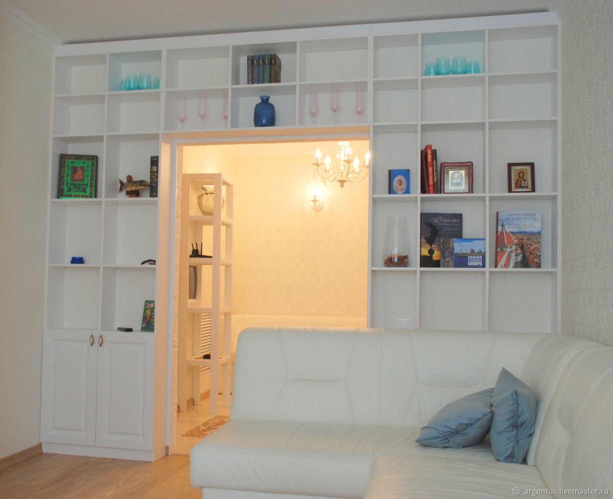 Книжные стеллажи в интерьере квартиры